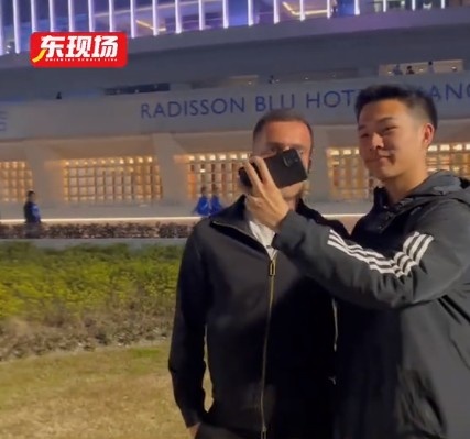 塞爾吉尼奧現(xiàn)身上海八萬人體育場，并與球迷親切打招呼合影