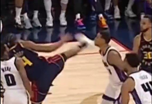 抬腳過高踢到了對(duì)手下巴！NBA官方：穆迪這一動(dòng)作被判1級(jí)惡犯